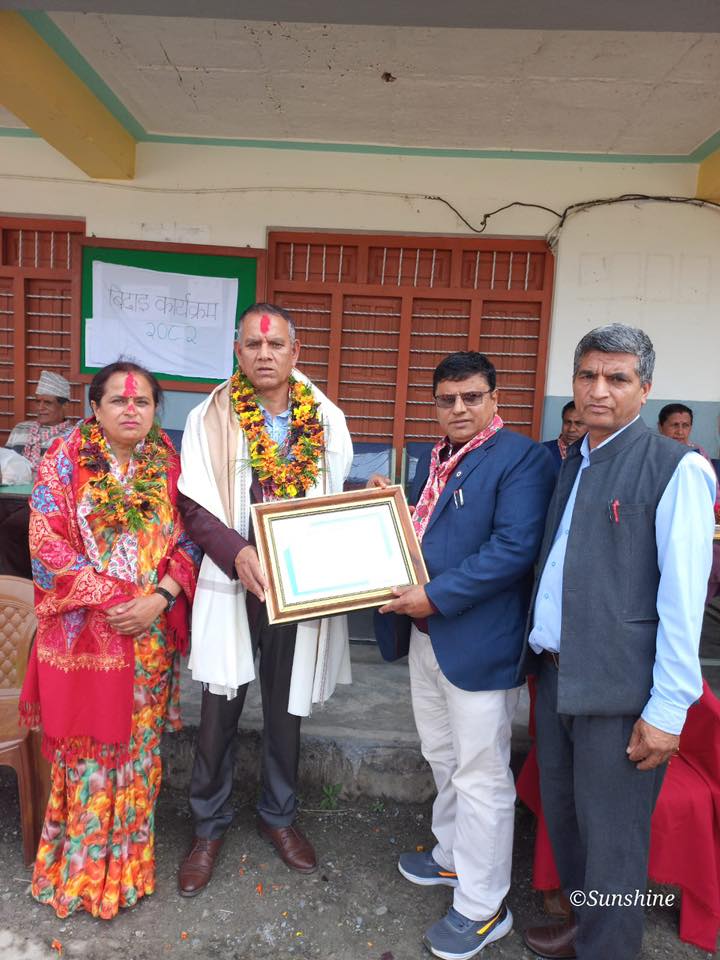 ३५ बर्ष विद्यालयको नेतृत्व गरेका प्रअ पौडेलको विदाई